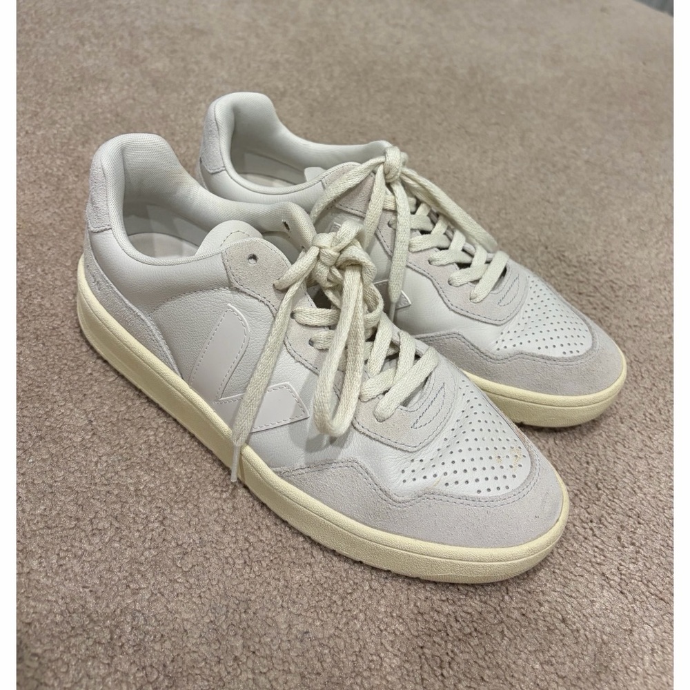 Veja V-90 Leather Sneaker